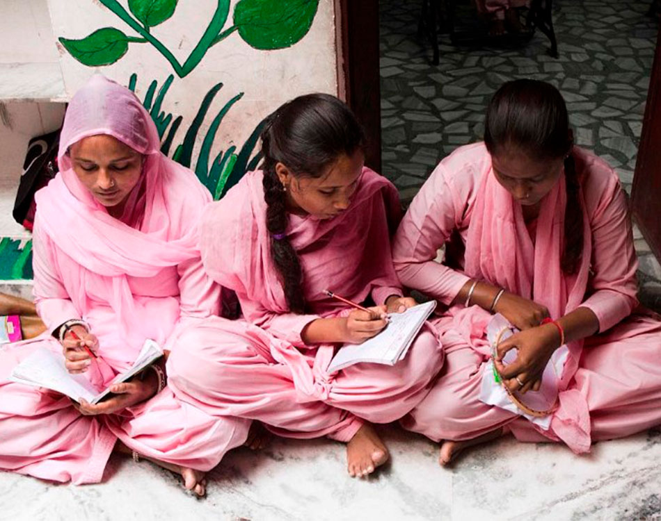 Niñas estudiando en un programa educativo para mujeres y jóvenes en India