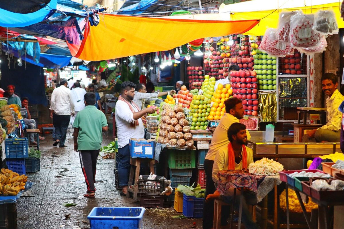 Mercado tradicional de frutas y productos frescos en Mumbai visitado durante un recorrido cultural por la ciudad