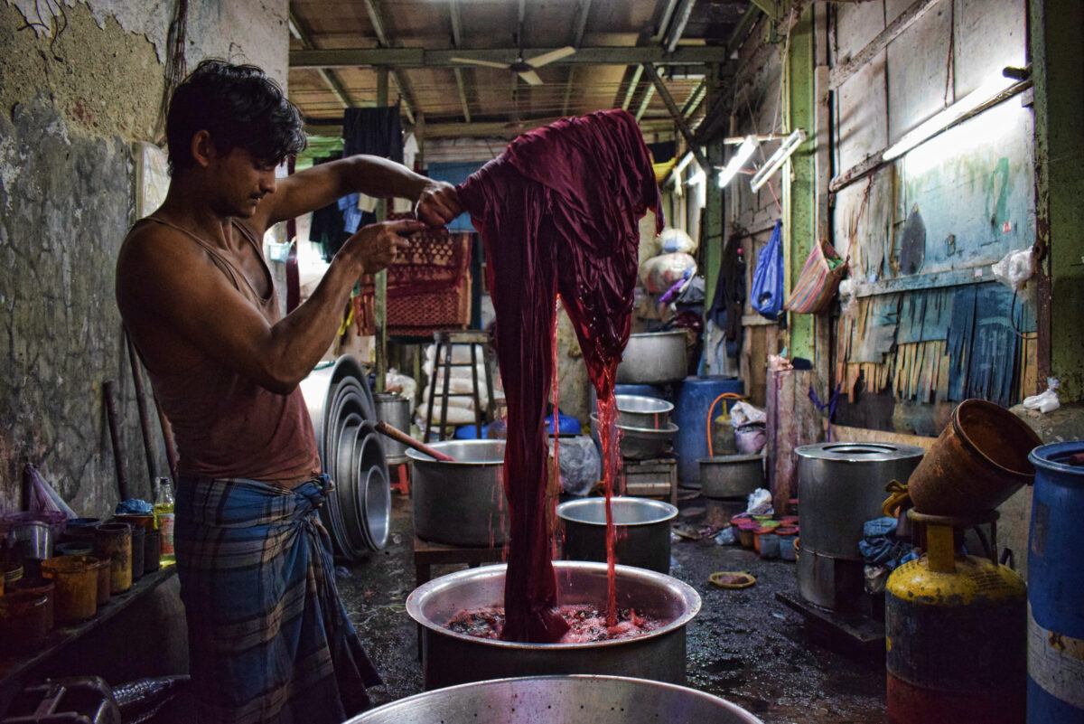 Viajes con impacto social en India descubriendo la industria textil y los pequeños negocios locales de Dharavi en Mumbai