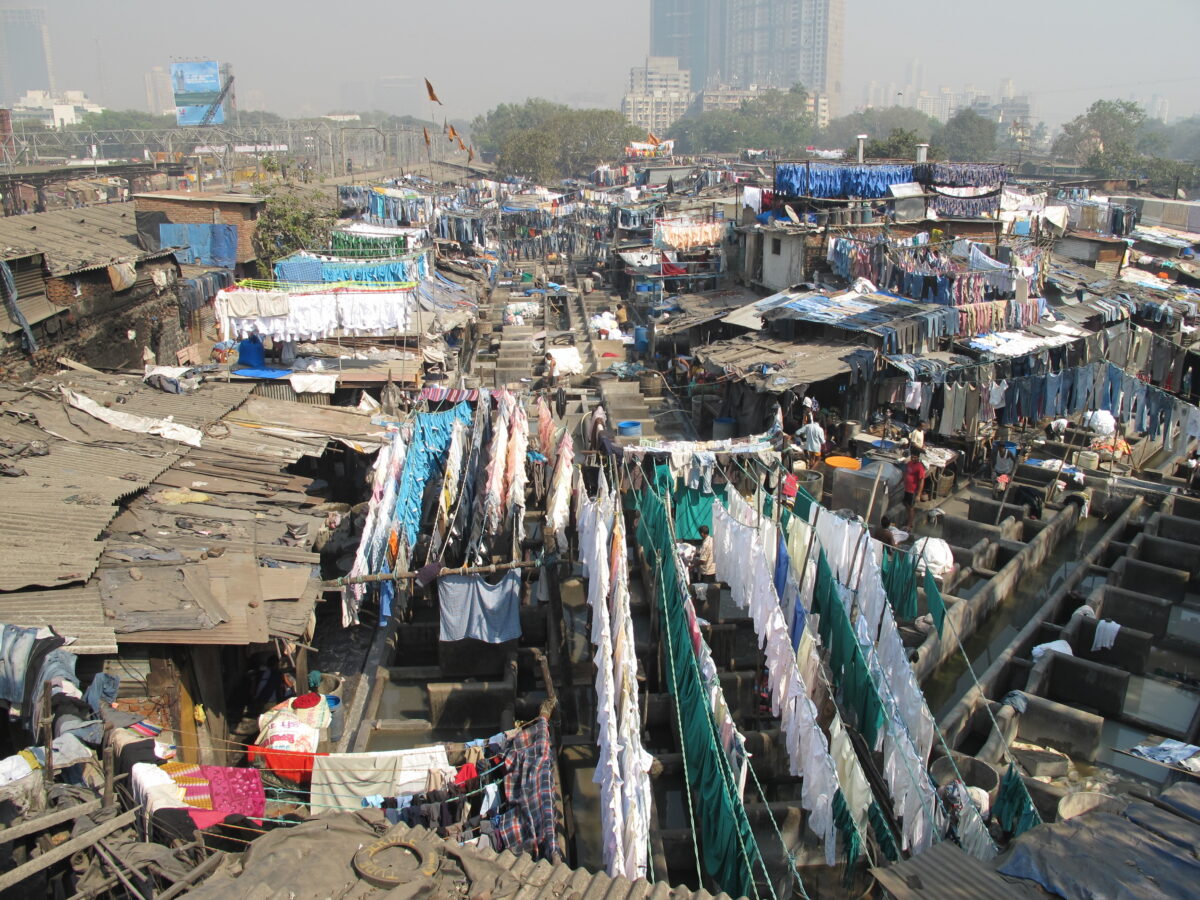 Viajes con impacto social en India descubriendo Dharavi y su actividad económica local durante un tour en Mumbai