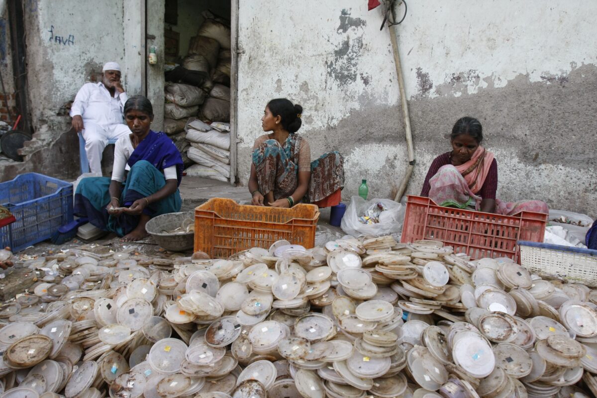 Turismo responsable en India descubriendo los procesos de reciclaje y el impacto social de Dharavi en Mumbai