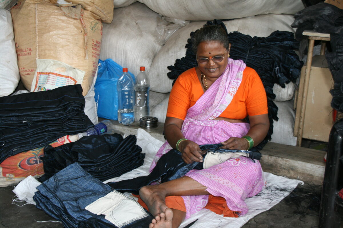 Empoderamiento femenino en India a través del trabajo y emprendimiento local durante un tour responsable por Dharavi en Mumbai