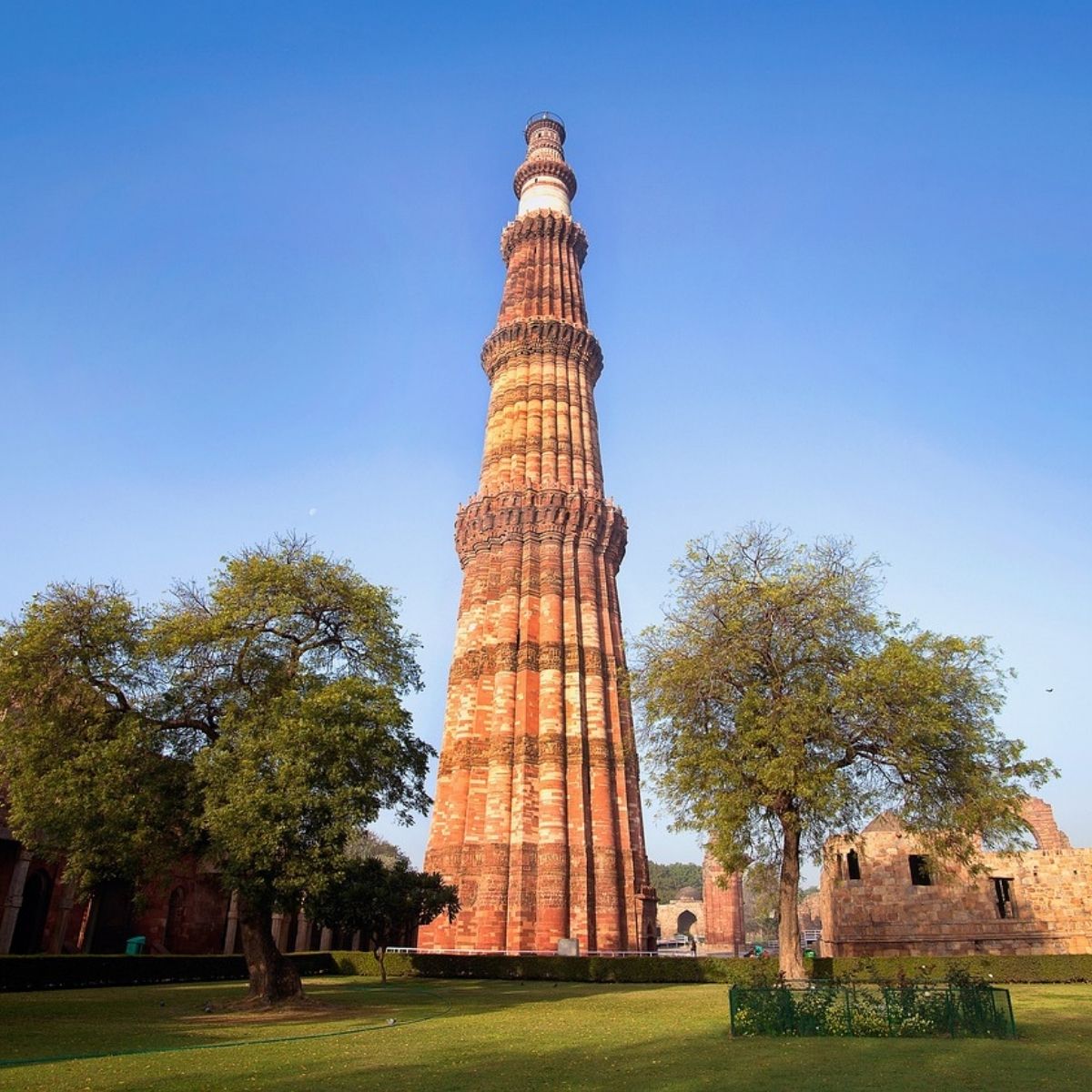 Qutub Minar, uno de los lugares más emblemáticos incluidos en tours para mujeres en Delhi