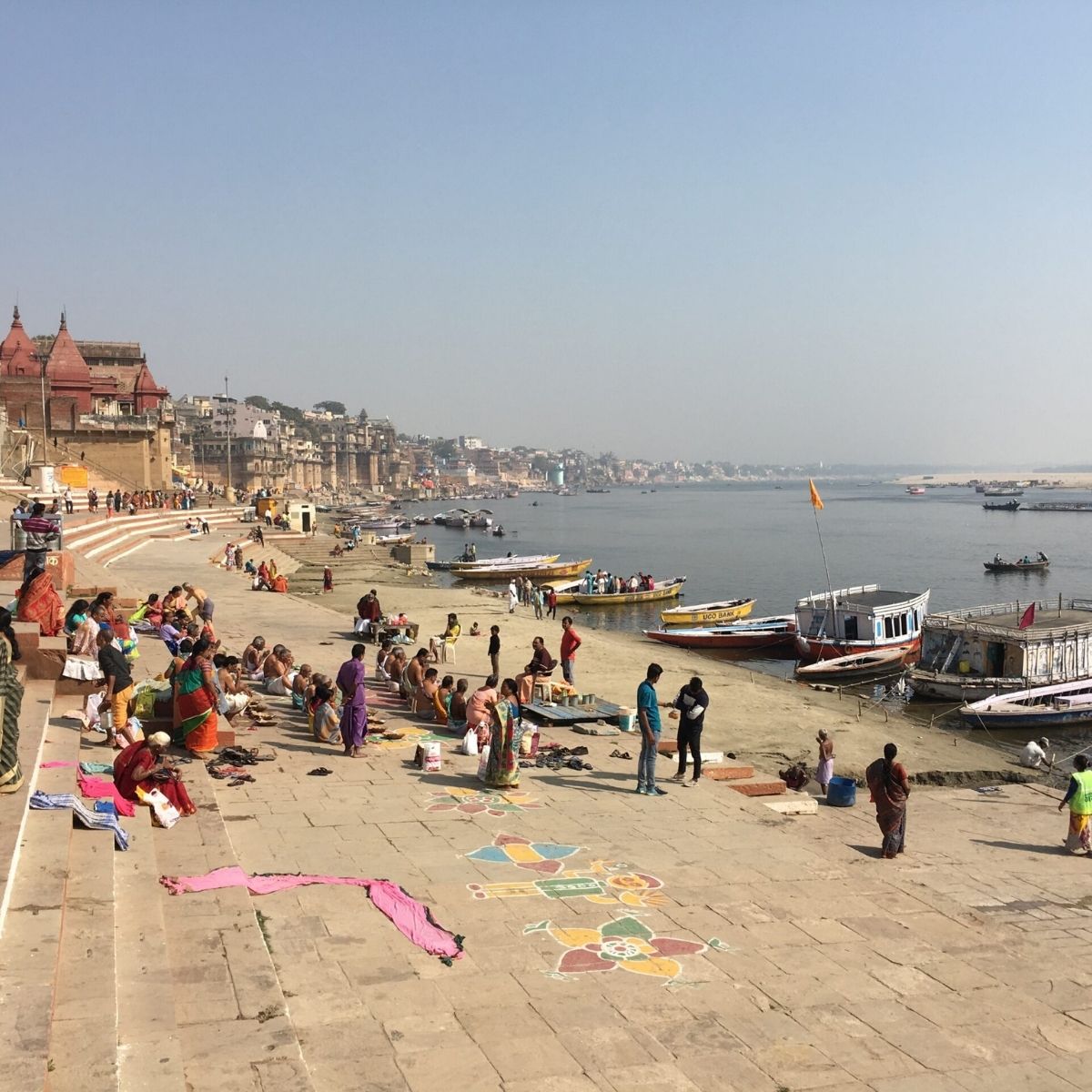 Ghats y vida cotidiana junto al río Ganges durante una experiencia de turismo responsable en India