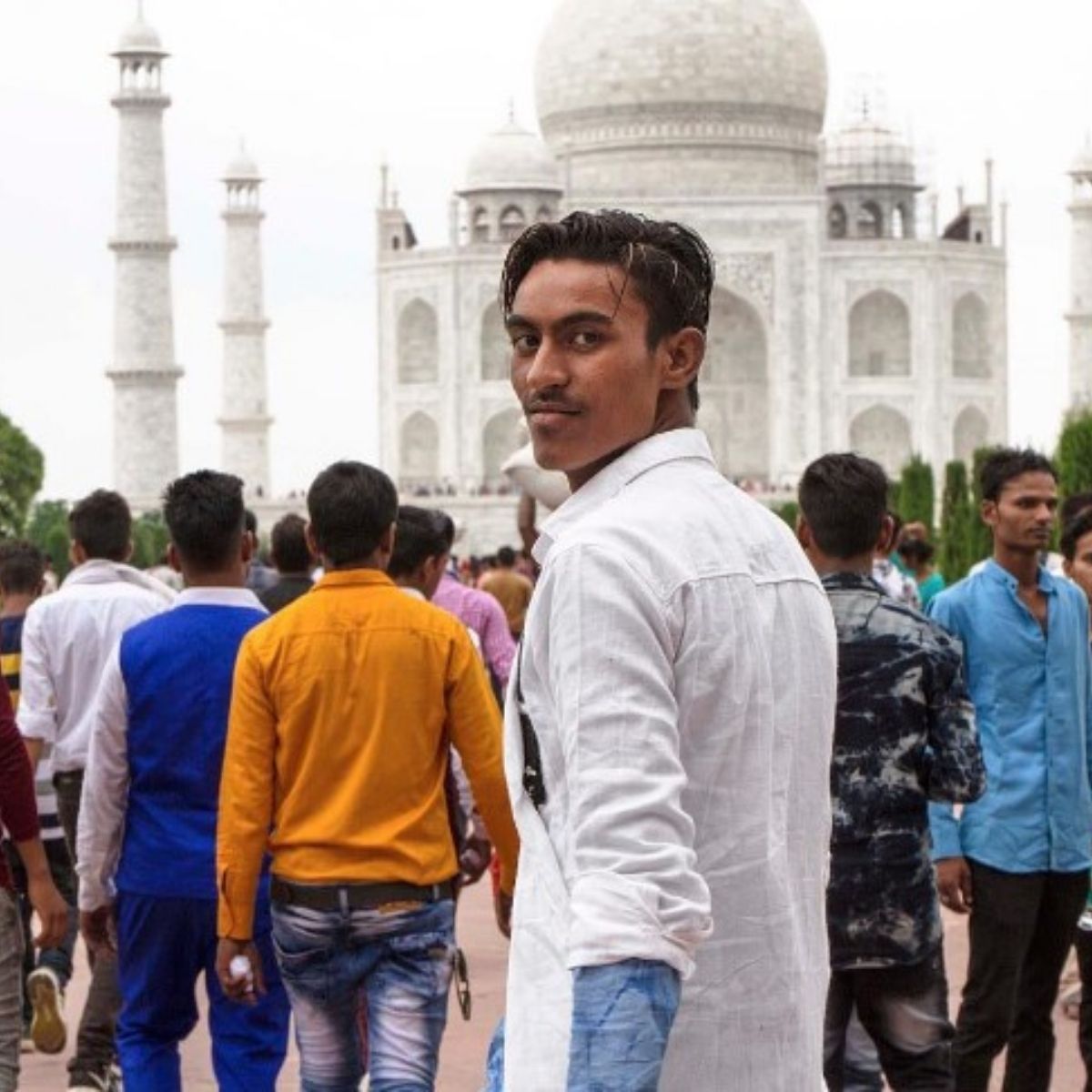 Joven local frente al Taj Mahal durante un recorrido cultural en Agra, India.