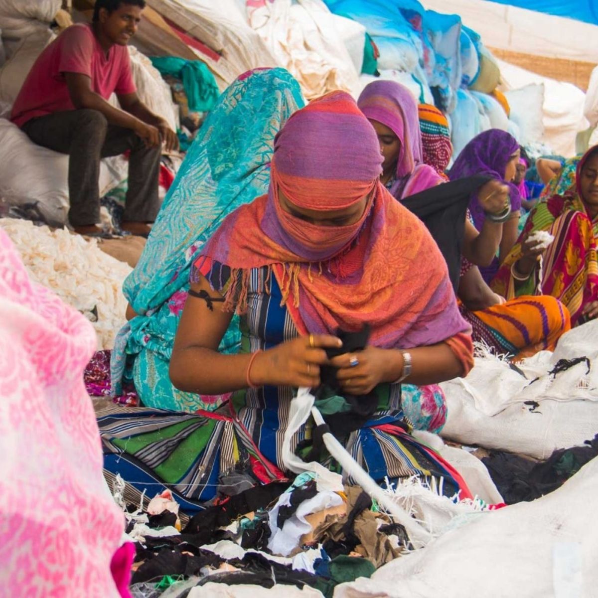 Mujeres trabajando en una comunidad local durante un viaje con impacto social en India