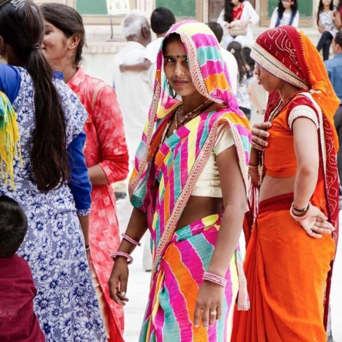 Mujeres con vestimenta tradicional participando en la vida cotidiana durante una experiencia cultural en India