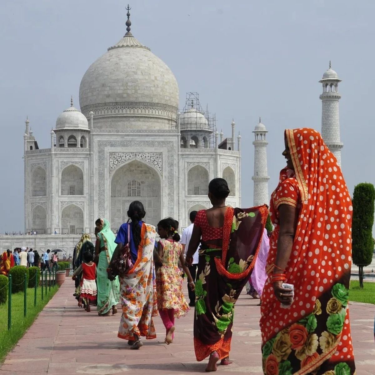 Viajeras visitando el Taj Mahal durante un viaje para mujeres en India