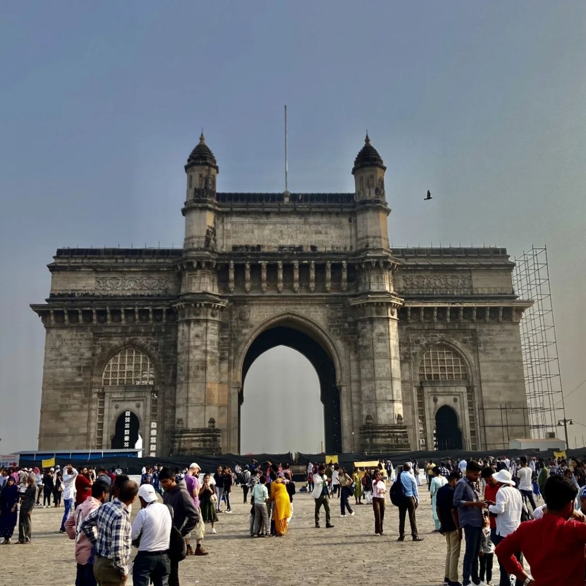 Monumento Gateway of India en Mumbai durante un tour cultural guiado con visitantes y arquitectura histórica de la India