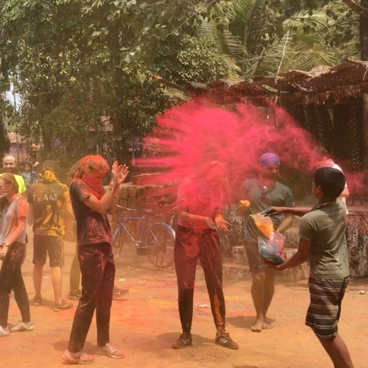 Celebración del festival Holi con polvos de colores durante una experiencia cultural en India