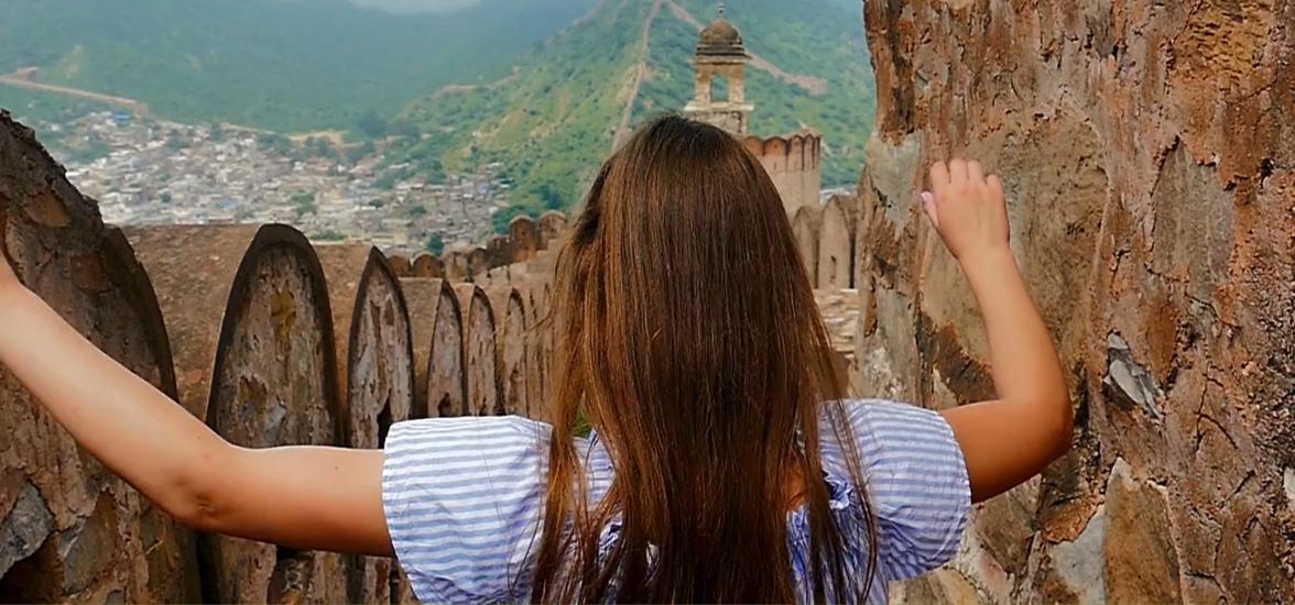 Viajera explorando una fortaleza histórica durante uno de nuestros tours para mujeres en India